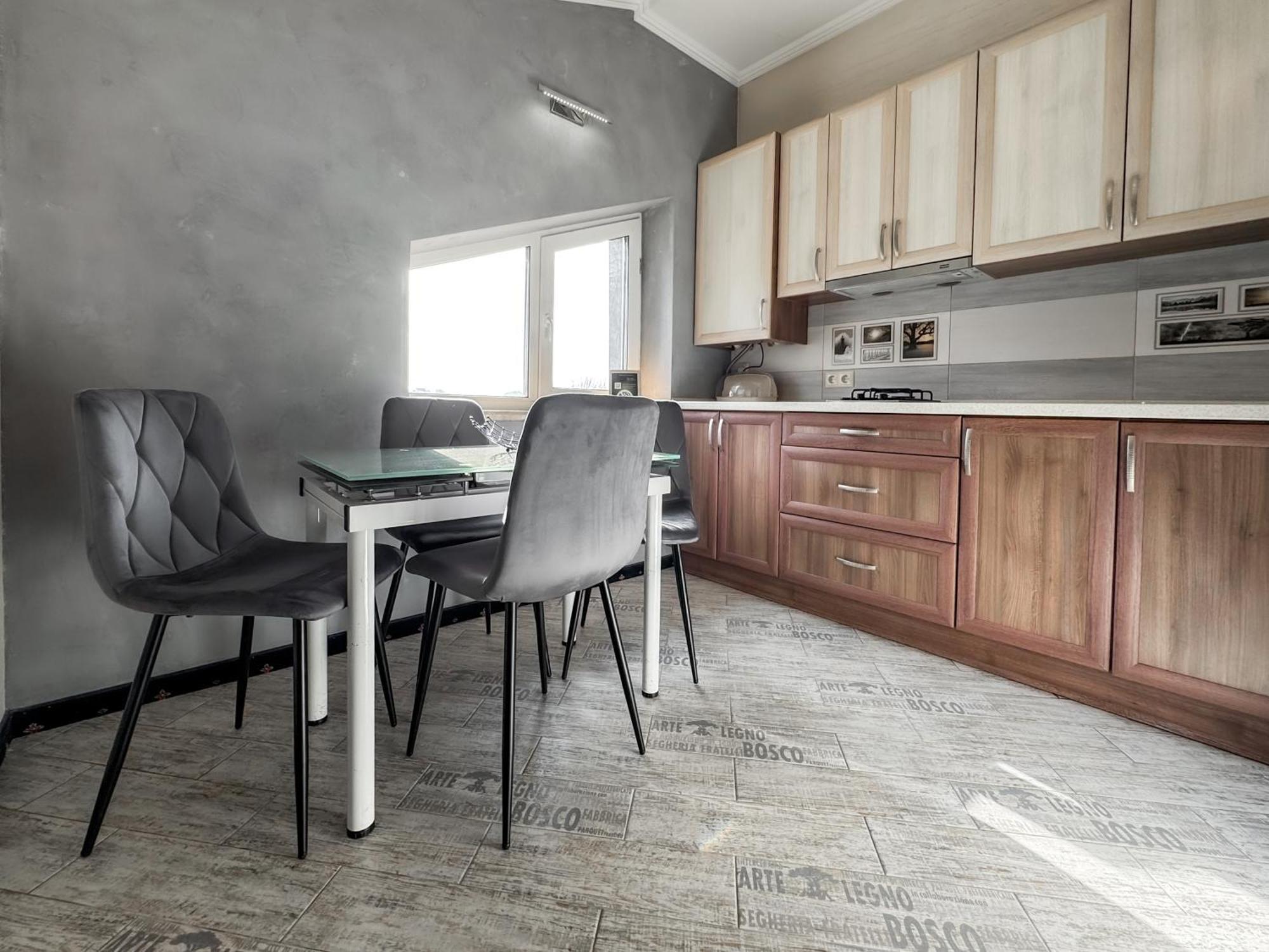 Apartments On Zaliznychna 49 ايفانو - فرانكيفسك المظهر الخارجي الصورة