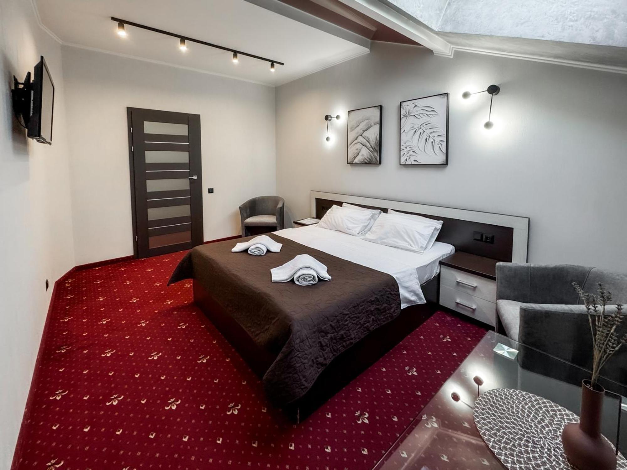 Apartments On Zaliznychna 49 ايفانو - فرانكيفسك المظهر الخارجي الصورة