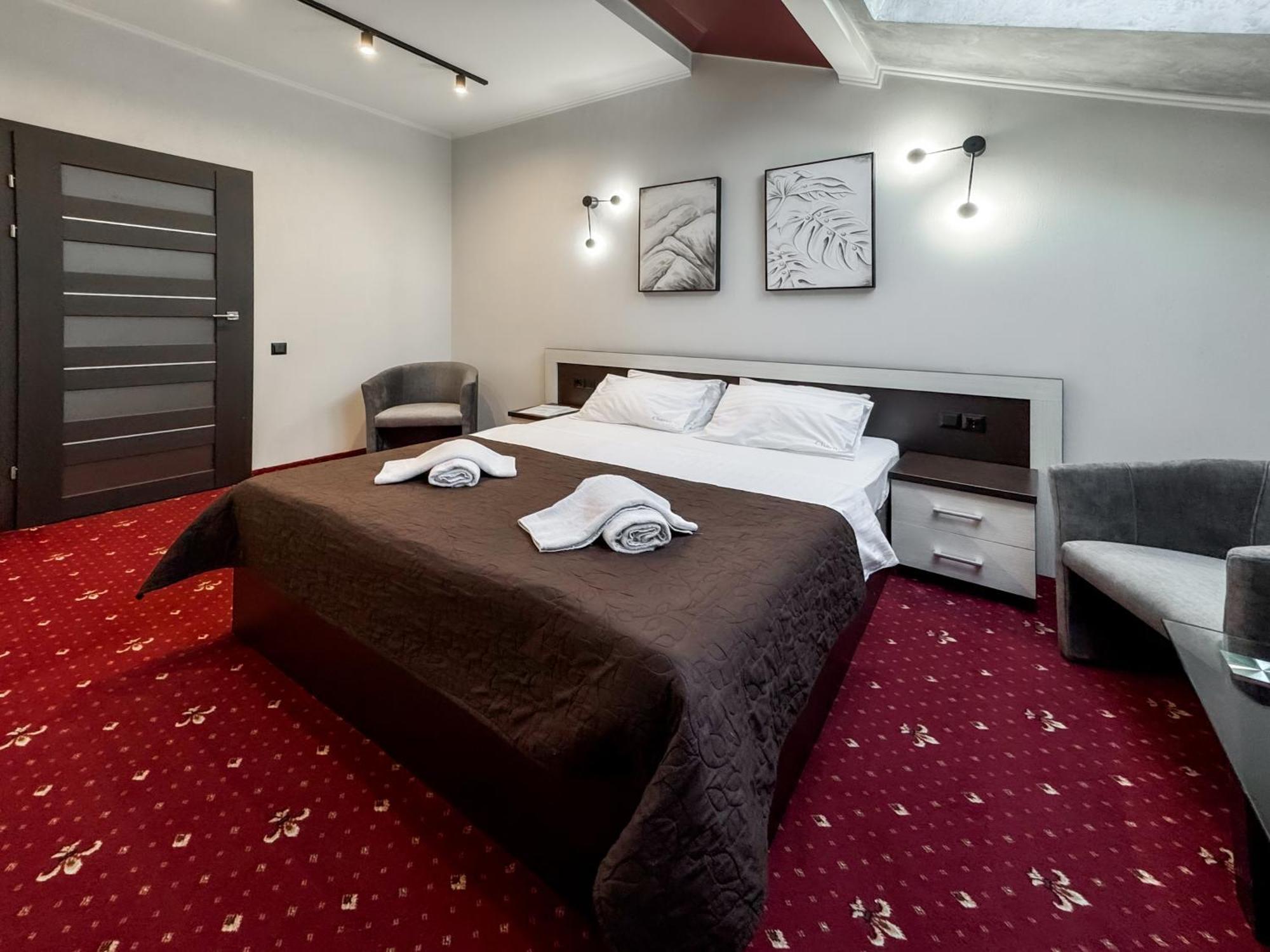 Apartments On Zaliznychna 49 ايفانو - فرانكيفسك المظهر الخارجي الصورة