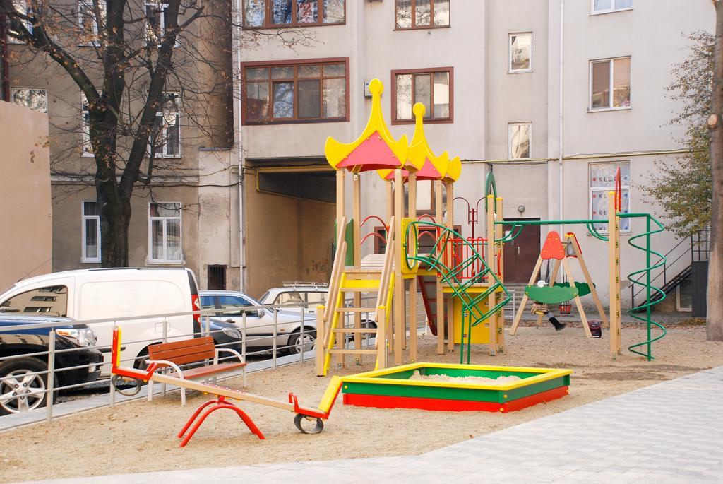 Apartments On Zaliznychna 49 ايفانو - فرانكيفسك المظهر الخارجي الصورة